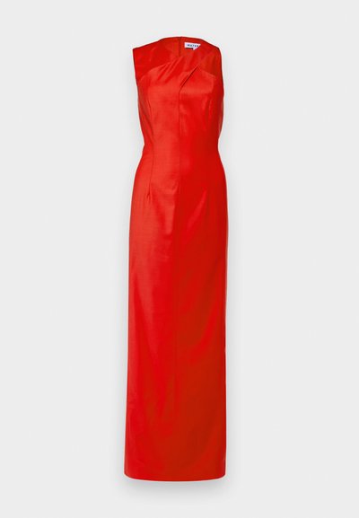 Robe rouge sans manches avec un corsage ajusté et une jupe fluide, en tissu lisse. Fermeture éclair sur le côté et un décolleté drapé élégant.