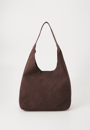 Sac hobo en suede marron avec un large haut ouvert et une seule bandoulière. Présente une texture lisse et un design minimaliste.