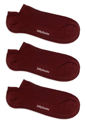 Drei Paar bordeauxrote Knöchelsocken mit dem Schriftzug "DillySocks" in Weiß an der Seite, flach auf einem weißen Hintergrund angeordnet.