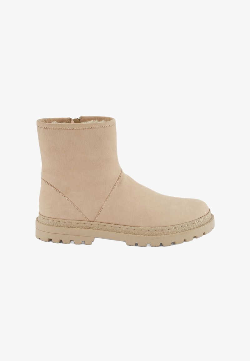 Bottine beige en cuir lisse avec une semelle en caoutchouc texturée. Présente un design élégant et une fermeture éclair à l'arrière pour un enfilage facile.