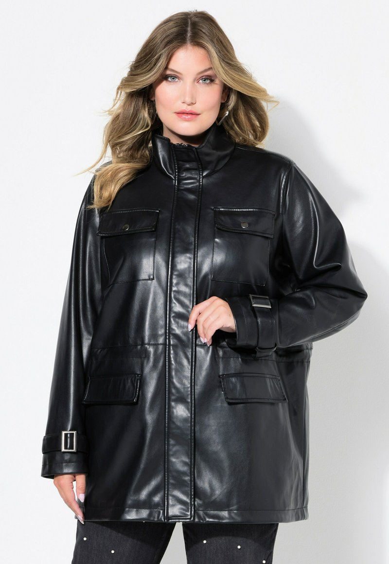 Giacca in ecopelle nera con colletto alto, due tasche anteriori e polsini con cintura. Il design è elegante con una finitura lucida.