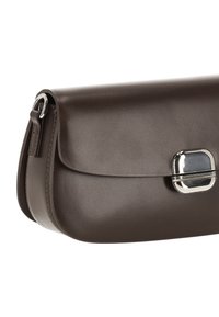 Geantă de umăr din piele maro cu un design structurat, prevăzută cu o închizătoare argintie și o textură netedă. Formă simplă și elegantă.