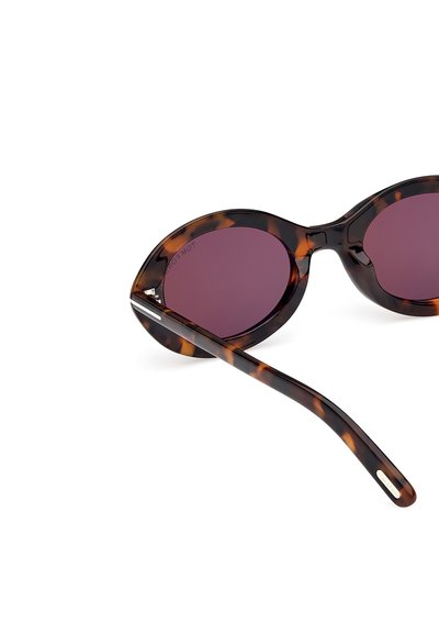 Occhiali da sole tartarugati con lenti ovali, tinta viola scura, montatura elegante e finitura liscia. Presentano una gamba stretta con dettaglio del logo.