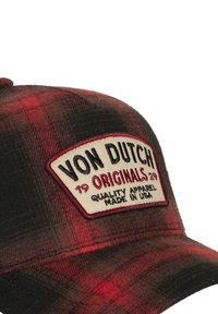 Casquette à carreaux rouges et noirs avec un visière courbée, présentant un patch crème avec le texte "VON DUTCH ORIGINALS" en noir et rouge. Design de tissu texturé.