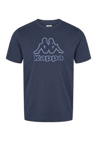 Sötétkék póló világoskék Kappa logóval, amelyen két, háta mögött ülő emberi sziluett látható a mellrészen.