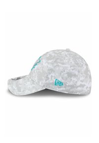 Casquette de base-ball en camouflage gris avec une visière incurvée, présentant des accents brodés turquoise et un logo sur le côté. Texture de tissu douce.