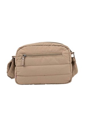 Bolso bandolera acolchado beige con un bolsillo delantero con cremallera, correa ajustable y textura suave de tela. Forma rectangular con bordes redondeados.