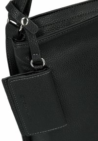 Borsa a spalla nera in pelle con una finitura testurizzata, dotata di un anello argentato, tracolla regolabile e un portacard staccabile attaccato.