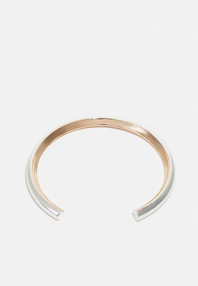 Bracciale aperto con superficie esterna in argento lucido e interni in oro rosa, caratterizzato da un design elegante e fluido con bordi curvi.