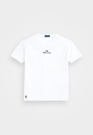 Balts kokvilnas T-krekls ar apaļu kakla izgriezumu, īsām piedurknēm, melnu izšūtu "Polo Ralph Lauren" logotipu uz krūtīm un mazu melnu logotipu uz apakšmalas.