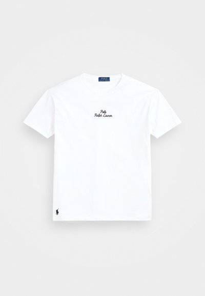T-shirt de algodão branca com gola redonda, mangas curtas, logótipo bordado em preto "Polo Ralph Lauren" no peito e pequeno logótipo preto na bainha.