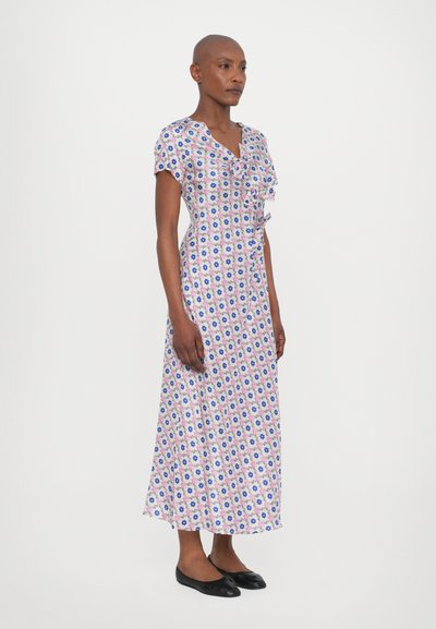 Maxi dress in lightweight fabric, featuring a floral print with pink, blue, and white colors, V-neckline, short sleeves, and a ruffled detail.