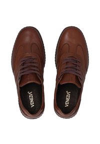 Brązowe skórzane buty o gładkim wykończeniu, okrągłe noski, zawiązywana konstrukcja i kontrastowe przeszycia. Prosta gumowa podeszwa zapewniająca przyczepność.
