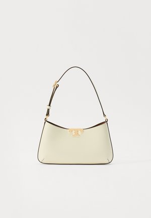 Lederhandtasche in Creme mit einer geschwungenen Form. Verfügt über ein goldfarbenes Logo-Detail und einen dünnen, verstellbaren dunklen Tragegurt.