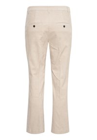 Pantalons en velours côtelé beige à coupe droite, taille mi-haute, et deux poches arrière avec boutons noirs. Tissu texturé avec des côtes verticales.