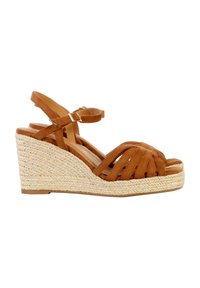 Sandali con zeppa in suede marrone, con una piattaforma in stile juta intrecciata, caratterizzati da cinghie incrociate e chiusura con cinturino alla caviglia.