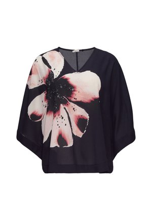 Zwarte blouse met een grote bloemenprint in roze en wit, met een V-hals, korte mouwen en een losse pasvorm. Lichtgewicht stof met een gladde textuur.