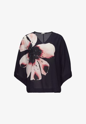 Zwarte blouse met een grote bloemenprint in roze en wit, met een V-hals, korte mouwen en een losse pasvorm. Lichtgewicht stof met een gladde textuur.