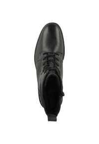 Botín de cuero negro hasta el tobillo con punta redondeada, cordones en la parte frontal, cuello acolchado y un panel lateral texturizado para mayor detalle.