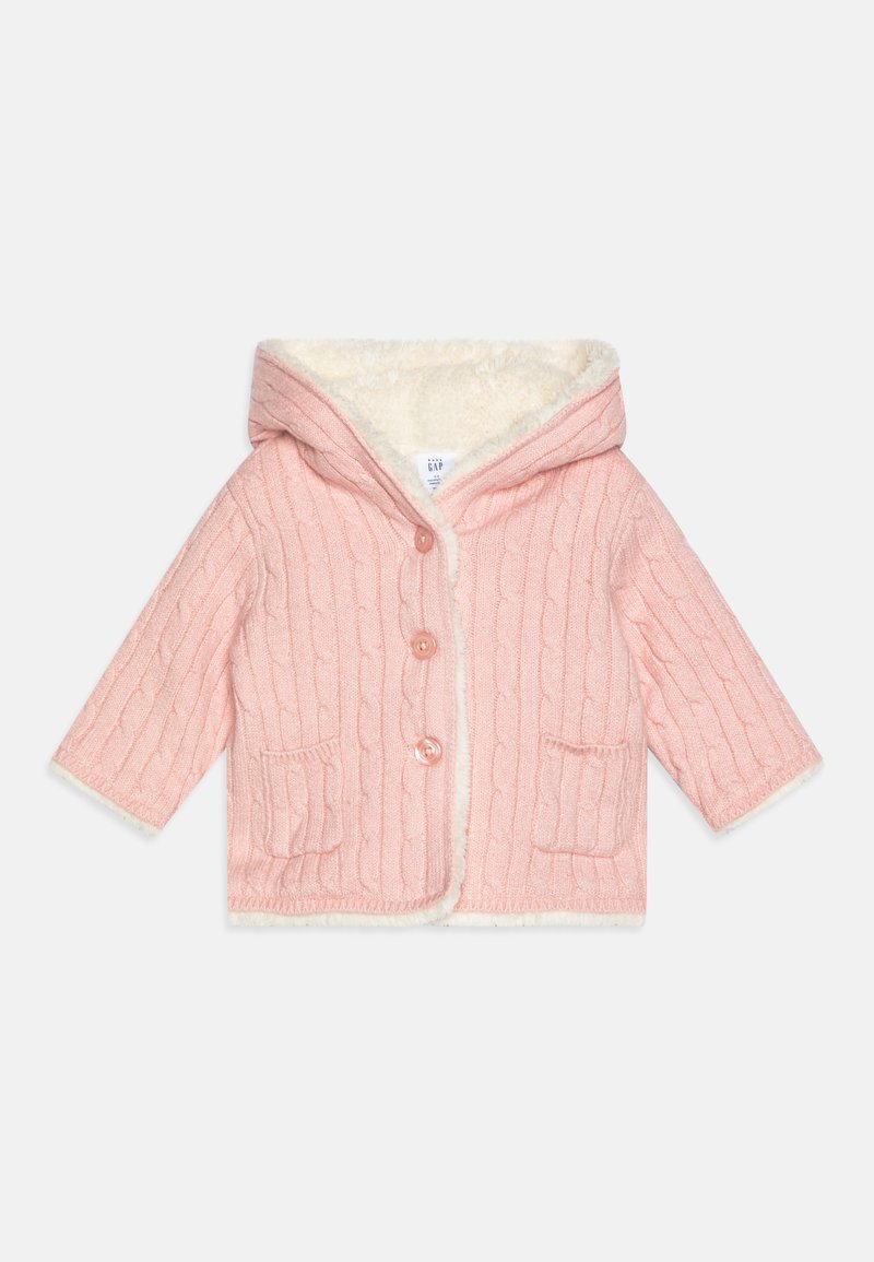 Giacca cappuccio a maglia rosa con morbida foderatura crema. Presenta due tasche frontali e tre bottoni per la chiusura. Finitura esterna con texture.