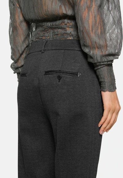 Pantalons en chevrons gris foncé avec une coupe ajustée, dotés de deux poches arrière avec boutons et de plis discrets à la taille.