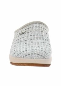 Pantofole in tessuto grigio intrecciato con superficie liscia, una fodera beige imbottita e una suola in gomma con nervature sottili per una presa migliore.