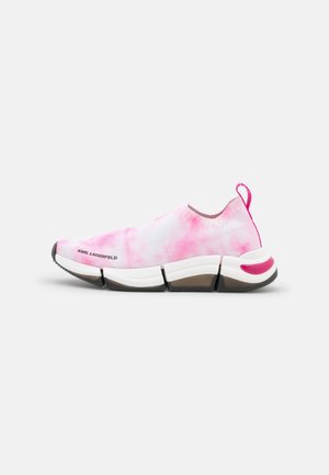 Zapatilla sin cordones con tejido tie-dye rosa, suela segmentada blanca, banda de rodadura negra y texto ""Karl Lagerfeld"" cerca de la puntera.