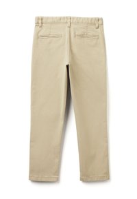 Béžové kalhoty s volným střihem a hladkým materiálem, s dvěma zadními kapsami a rovnou nohavicí, končící u kotníků.