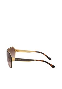 Occhiali da sole rettangolari con lenti a gradiente marrone. Montatura in metallo dorato con stanghette a fantasia nera e tartaruga. Logo "Vogue" esibito.