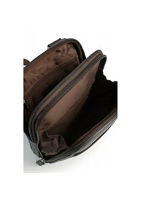 Borsa in pelle marrone con due scomparti con zip, caratterizzata da una texture liscia e tasche interne in un tessuto marrone scuro a contrasto.