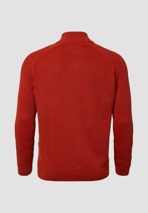 Czerwony sweter o teksturowanej fakturze, z wysokim kołnierzem, ściągaczami na mankietach i u dołu. Posiada dopasowany krój oraz rękawy raglanowe, widoczny z tyłu.