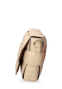 Borsa in ecopelle beige con un design trapuntato, caratterizzata da accenti in hardware dorato e una forma strutturata e rettangolare.