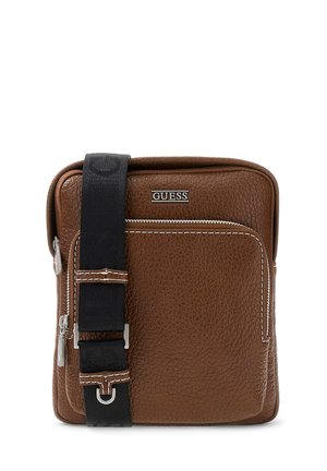 Sac bandoulière en cuir marron texturé avec poche zippée à l'avant, fermetures éclair argentées, sangle noire réglable et logo GUESS en métal à l'avant.