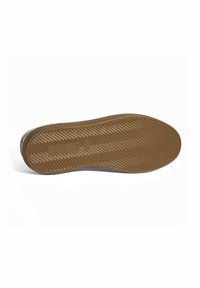 Gummisohle mit einem Fischgrätprofil, in einer tan Farbe und abgerundeten Kanten. Randverzierung in einem kontrastierenden Farbton.