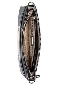 Czarna torebka kopertówka na zamek, otwarta, ukazująca beżową podszewkę z wzorzystym logo oraz centralną komorę na zamek.