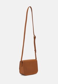Bolso bandolera de cuero marrón con forma rectangular plana, correa ajustable, textura lisa y diseño minimalista.