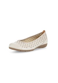 Le ballerine in suede beige presentano un design forato e una punta arrotondata, con una suola flessibile e una morbida fodera interna per il comfort.