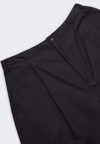 Pantaloni neri realizzati in tessuto morbido, con piega frontale, cintura elastica e chiusura con bottone laterale. Design pulito e sartoriale.