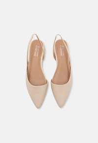 Vegane beige Slingback-Ballerinas mit spitzem Zehenbereich, glattem, lederähnlichem Material und minimalistischem Design, ausgestattet mit einer gepolsterten Innensohle.