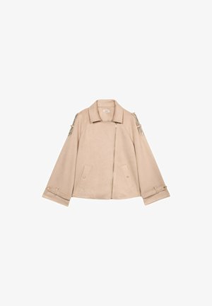 Chaqueta de ante sintético beige con un diseño corto, cierre de cremallera, dos bolsillos frontales y detalles decorativos de cadena en los hombros.