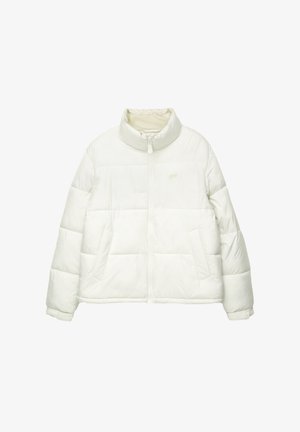 Giacca imbottita bianca con colletto alto, zip frontale, due tasche laterali e una texture morbida e liscia. Branding minimale in un colore chiaro.
