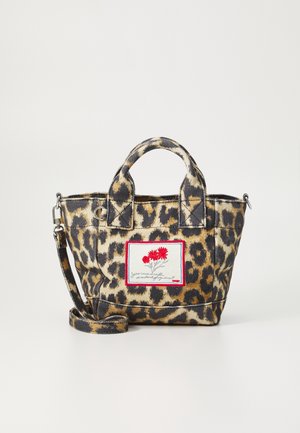 Petit sac à main imprimé léopard avec double poignée, une bandoulière amovible et un patch floral à l'avant avec des fleurs rouges et un texte en écriture cursive.