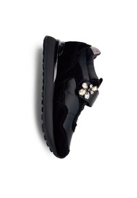 Scarpa da ginnastica nera con un mix di pelle liscia e materiali scamosciati, dotata di un fiore decorativo con pietre trasparenti sulla cinghia.