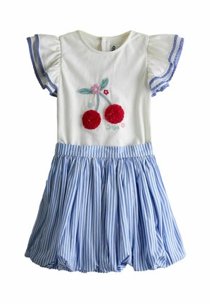 Vestito bianco da bambino piccolo con maniche arricciate, ciliegie rosse ricamate sul corpetto e gonna arricciata a righe blu e bianche.