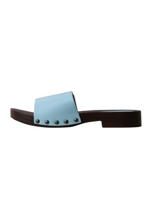 Sandale plate à enfiler avec une semelle marron et une large bride bleu clair maintenue par six clous métalliques sur le côté.