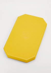 Gelbes achteckiges Schaumstoffkissen mit glatter Oberfläche und geprägtem Logo. Es hat abgerundete Kanten und eine flache Oberfläche, die für Komfort und Stabilität ausgelegt ist.