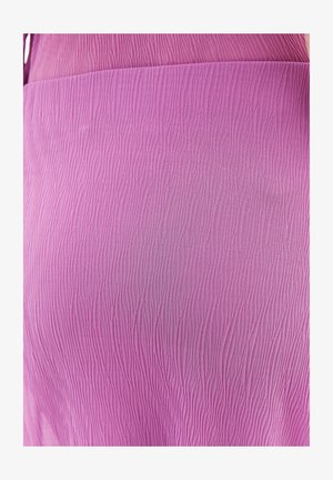 Tessuto rosa corrugato con una superficie texture, caratterizzato da onde sottili e un colore uniforme in tutto il tessuto. In primo piano, non sono visibili modelli distintivi.
