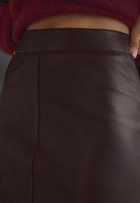 Next REGULAR FIT - Leren rok - berry red