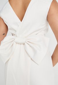 YAS YASDOTTEA TRAIN DRESS - Alkalmi viselet - gardenia