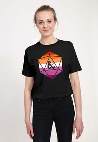 Sort bomuldstrøje med et hexagonalt grafisk design i orange, hvid og lilla striber, der viser "&" og et dragemotivet i sort.